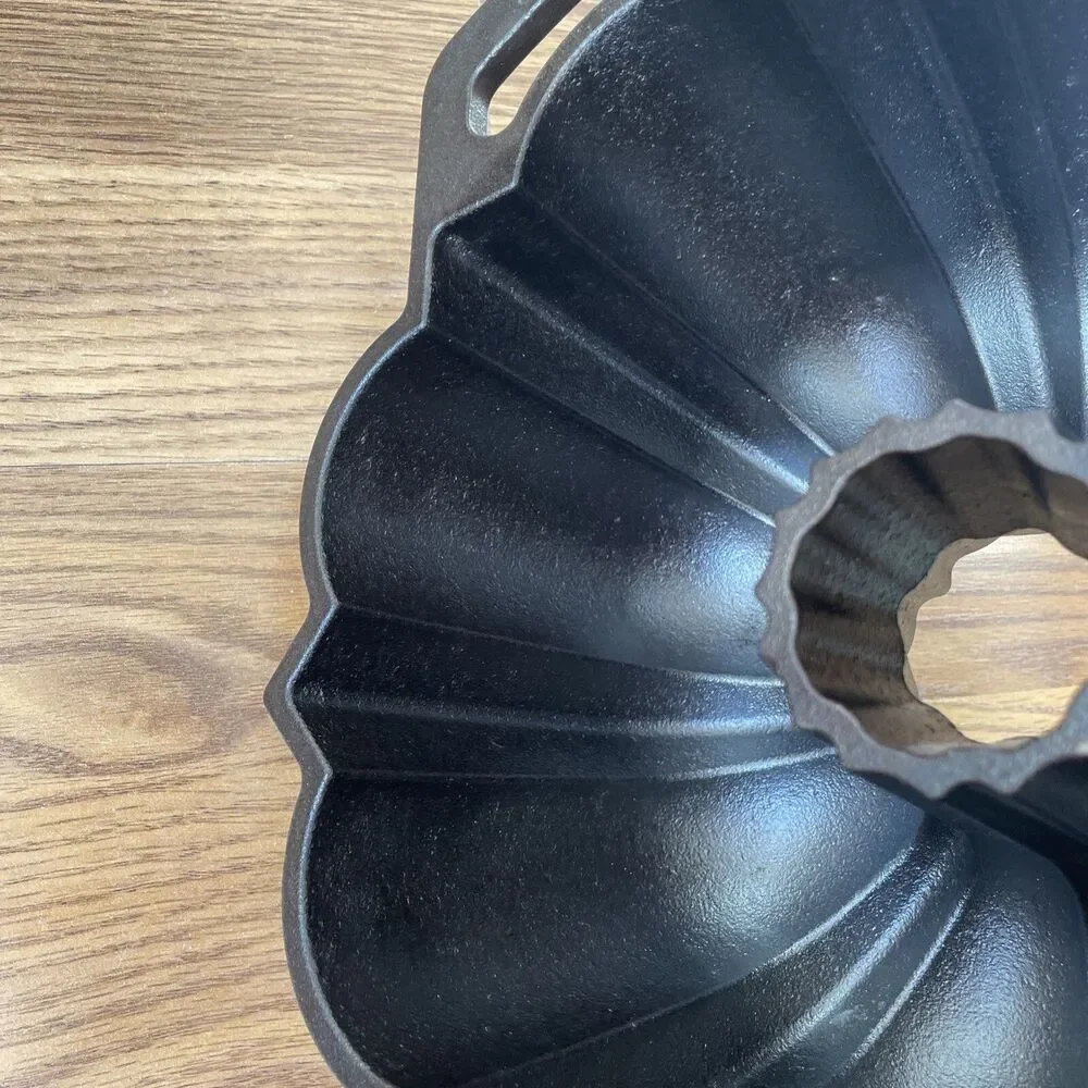 Lodge 1896 Cast Iron Fluted Cake Pan RARE* DISCONTINUED
